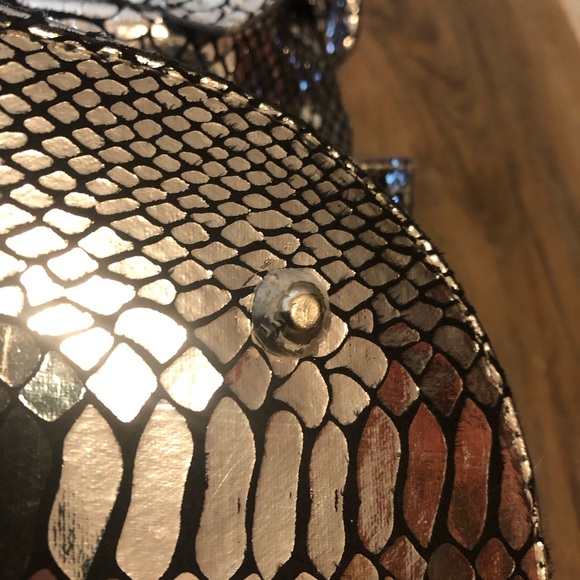 Metallic Sliver Snakeskin Purse - Picture 10 of 17